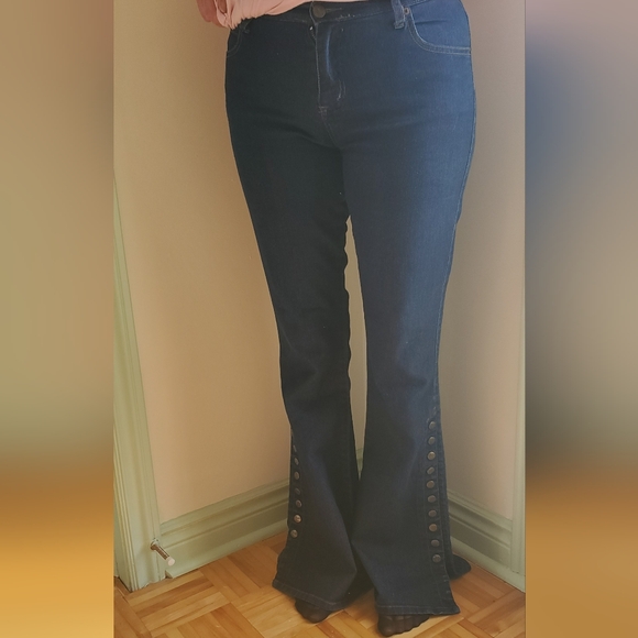 Mudd Vintage Flare Jean's With Buttons - Picture 2 of 10